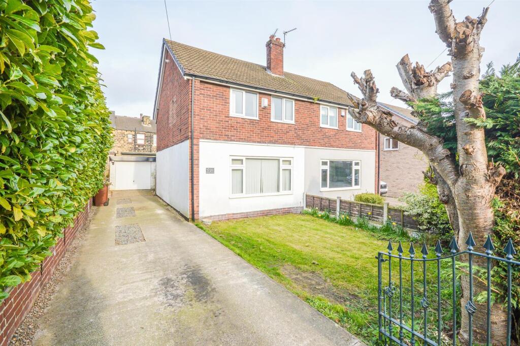 3-bed semi-detached on Moor Top Avenue, Ackworth, Pontefract, £225,000