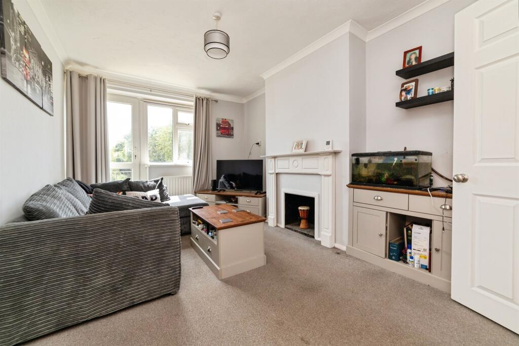 Apartment in East Hertfordshire, Sele Farm, Hertford - View 2