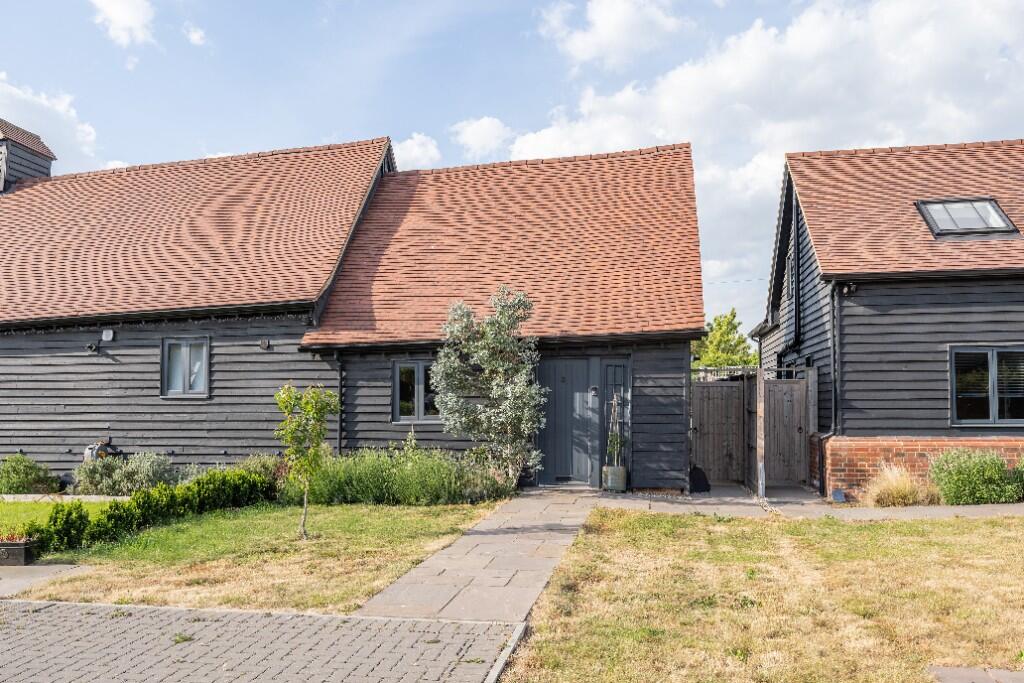 2-bed terraced on Sewardstone Road, Waltham Abbey, Essex, E4, £499,995