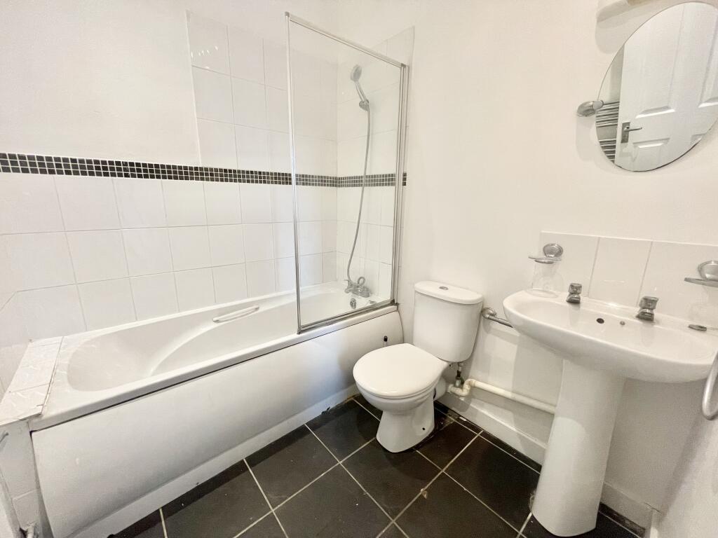 Apartment in Southampton, Hollybrook - View 5