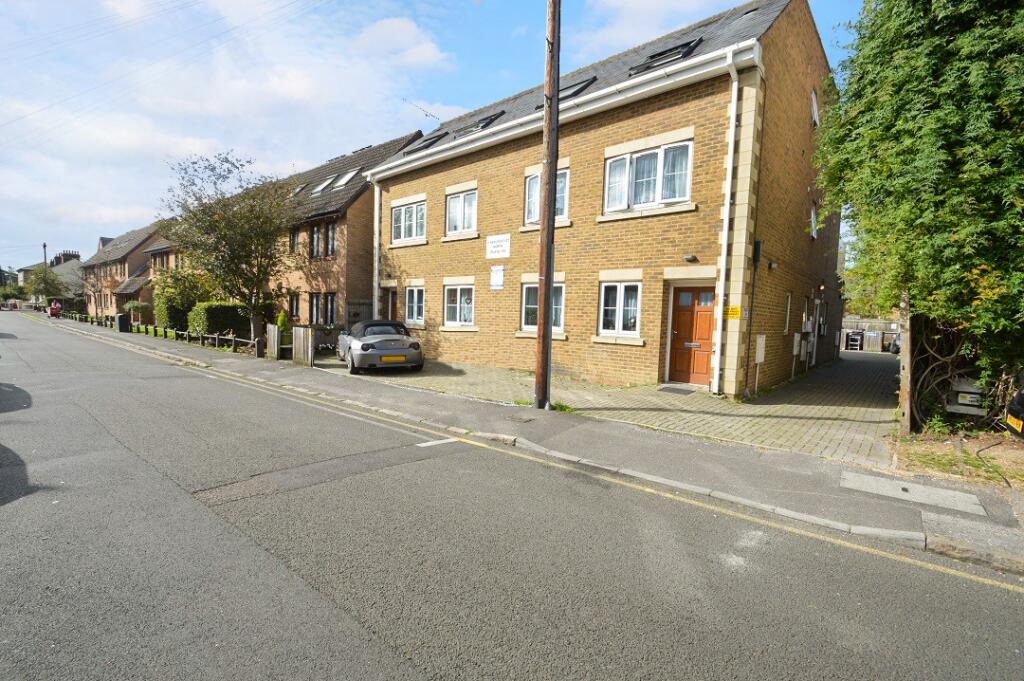 Main image of property: 9 Hencroft Street North, Slough, Berkshire, SL1