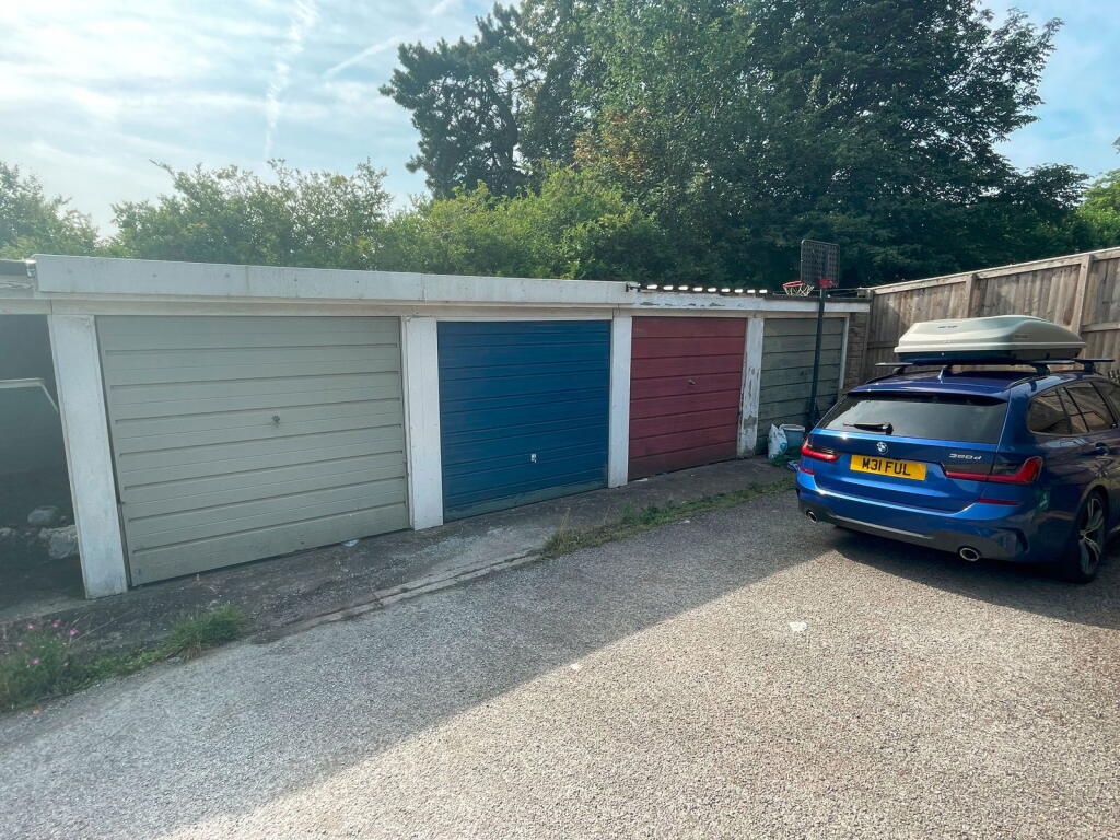 House in Huddersfield, Gilthwaites Estate, Denby Dale - View 4