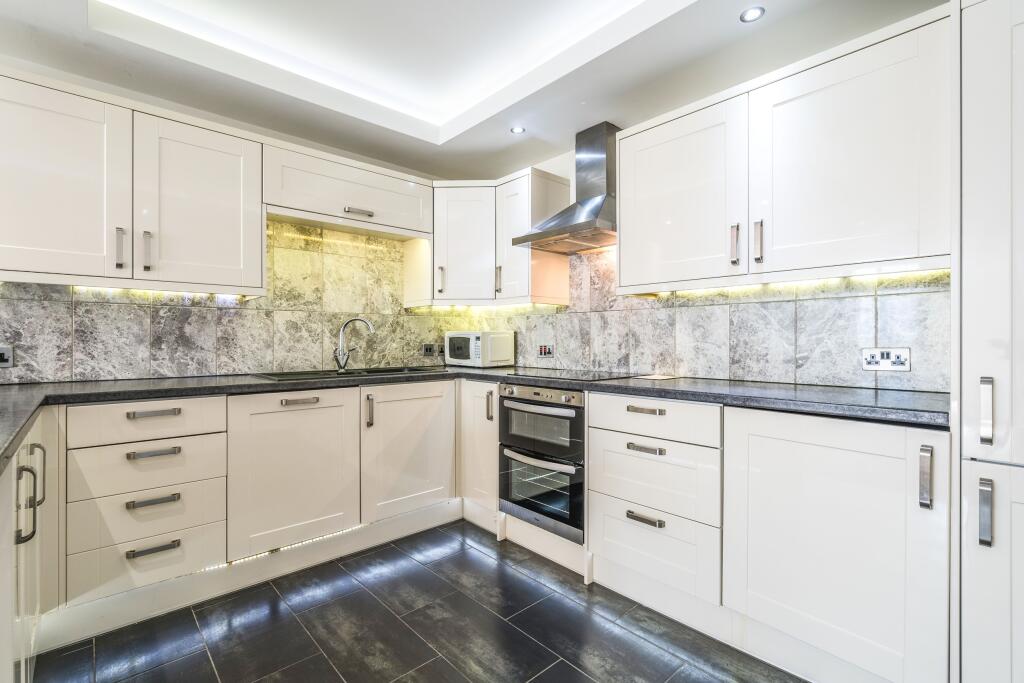 Main image of property: High Street, Southampton, SO14
