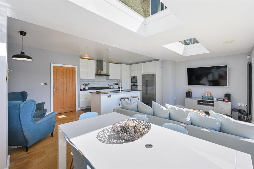 House in Sutton - More