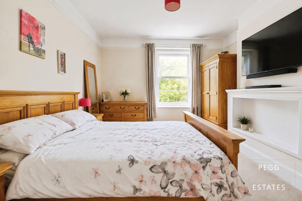 House in Torquay, Torbay - More