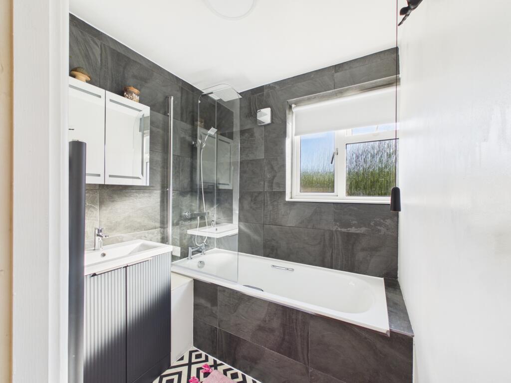 Apartment in Redhill - More