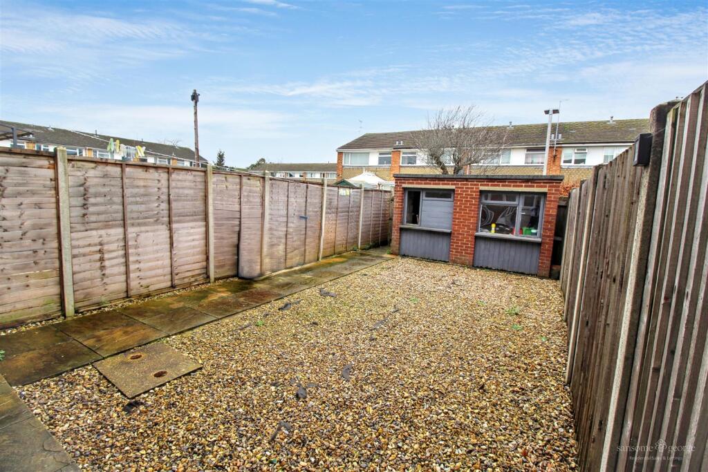 Poole Close, Tilehurst, Reading photo 2