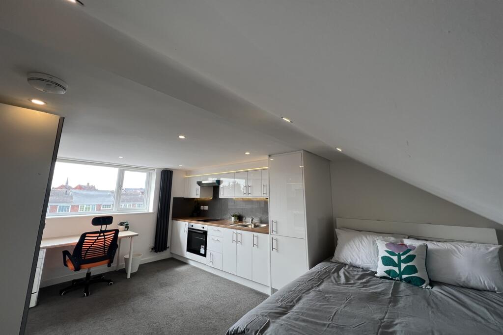 5 bedroom semi-detached house for rent