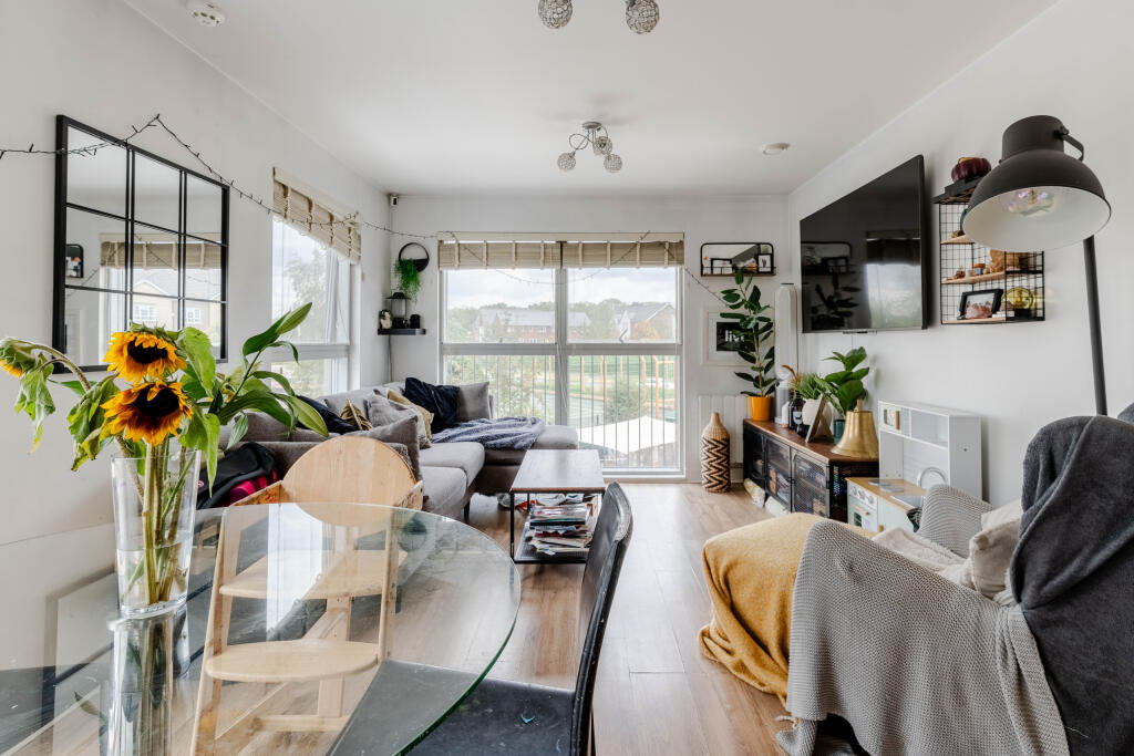 Apartment in Kingswood, The Square, Stoke Park and Cheswick - View 2