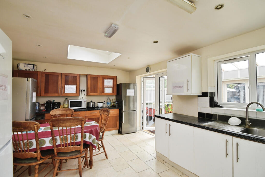 Manford Cross, Chigwell, IG7 photo 4