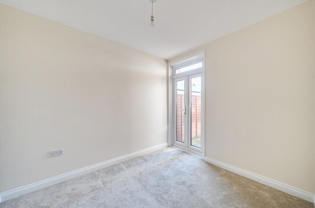 Apartment in Eastleigh, Newtown - View 5