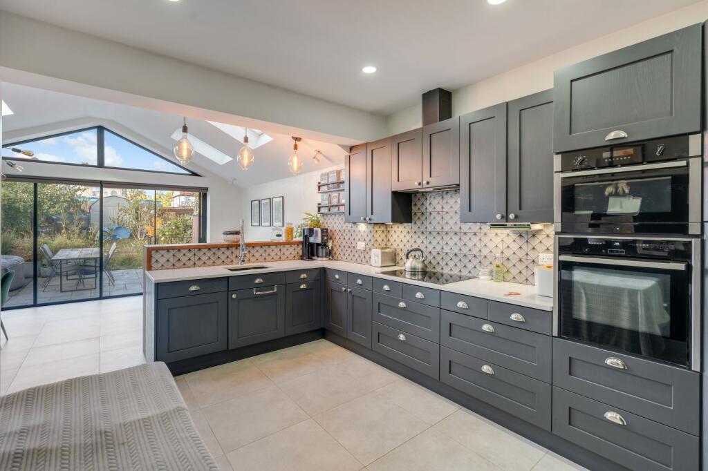 House in London, Worcester Park - View 3