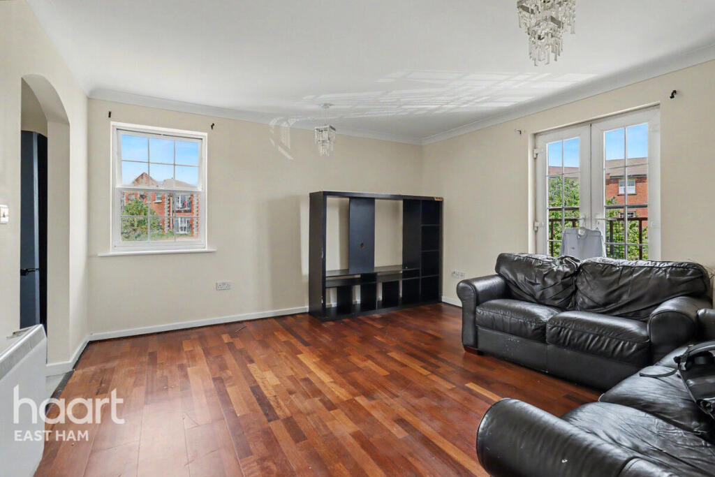 2-bed flat on Queensberry Place, London, £290,000