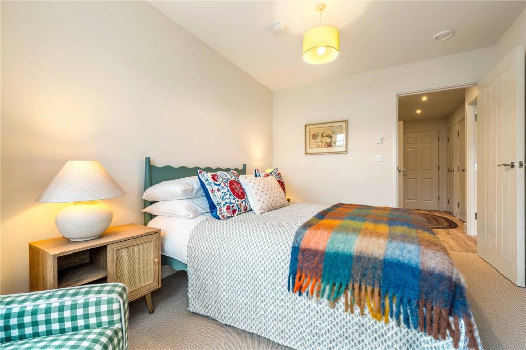 Apartment in Hart, Moulsham Green, Yateley - View 5
