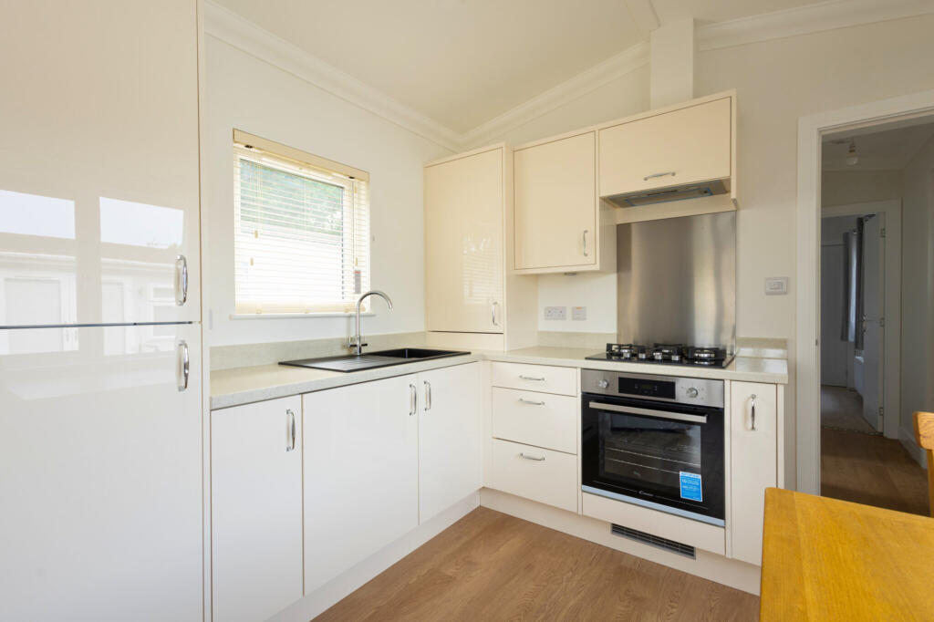 Southampton, Hampshire, SO45 photo 2