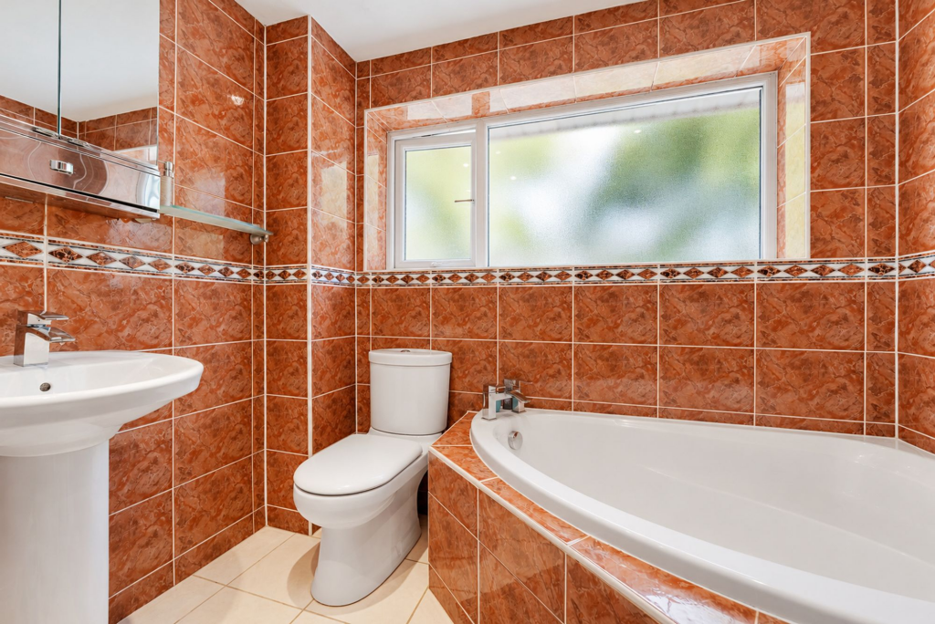 House in Stockport, Kitt's Moss, Cheadle Hulme - More