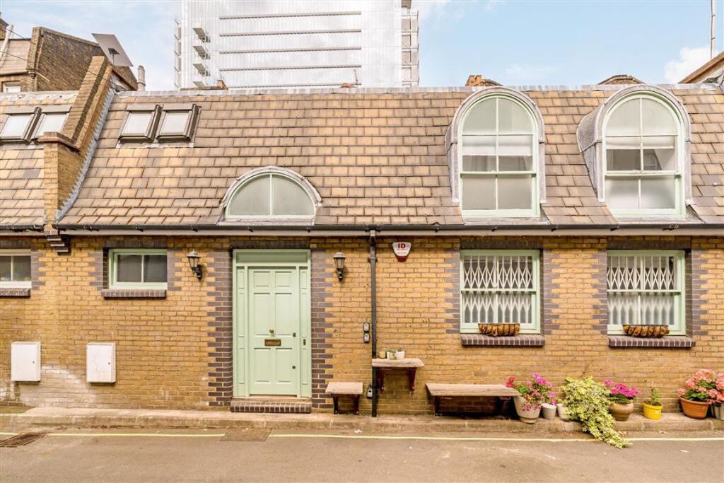 Main image of property: London Mews, London