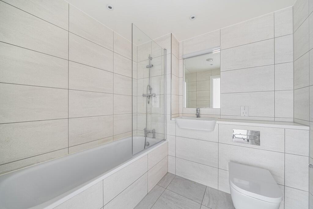 Apartment in Ilford - More