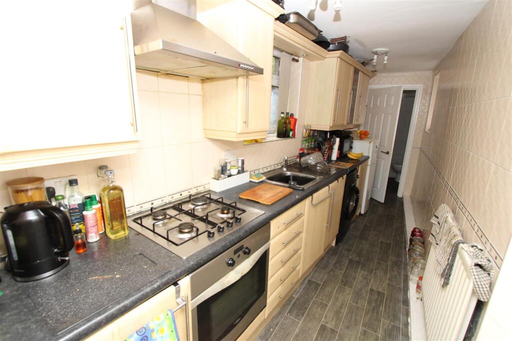 House in Bradford, Thorpe, Idle - View 3