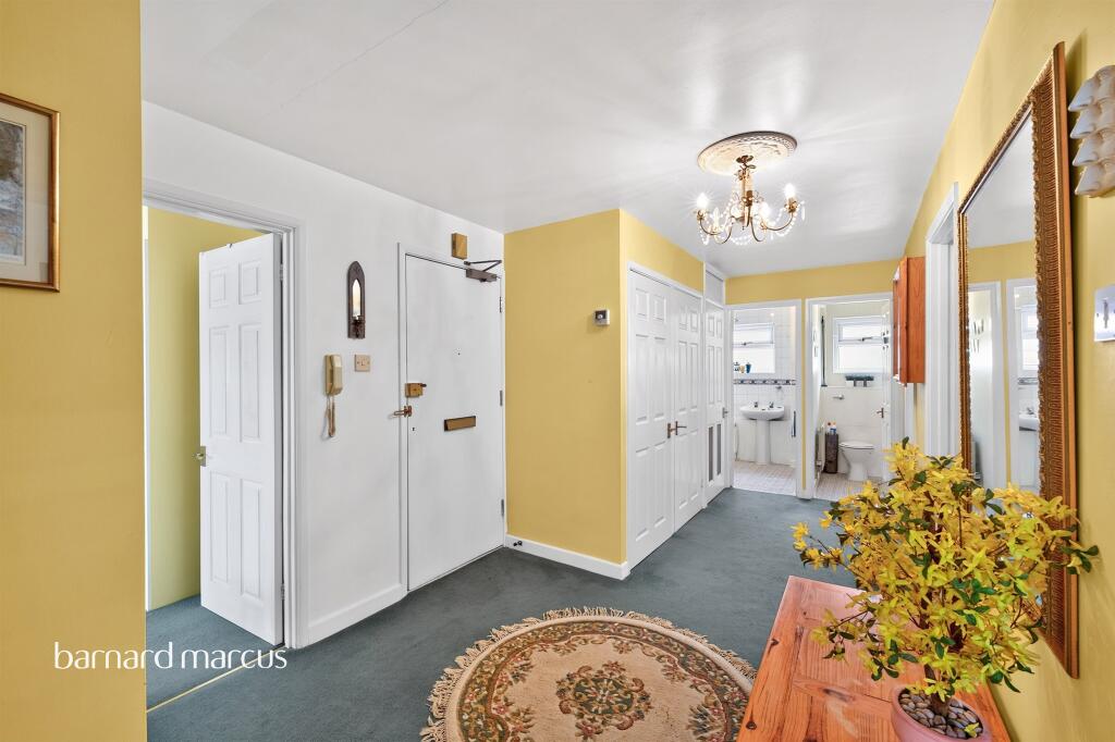 Apartment in London, Royal Borough of Kingston upon Thames - More