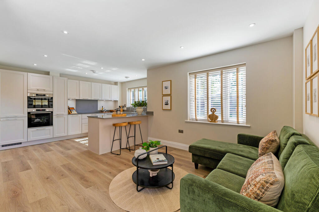 Sumners Fields, Barns Green, RH13 photo 4