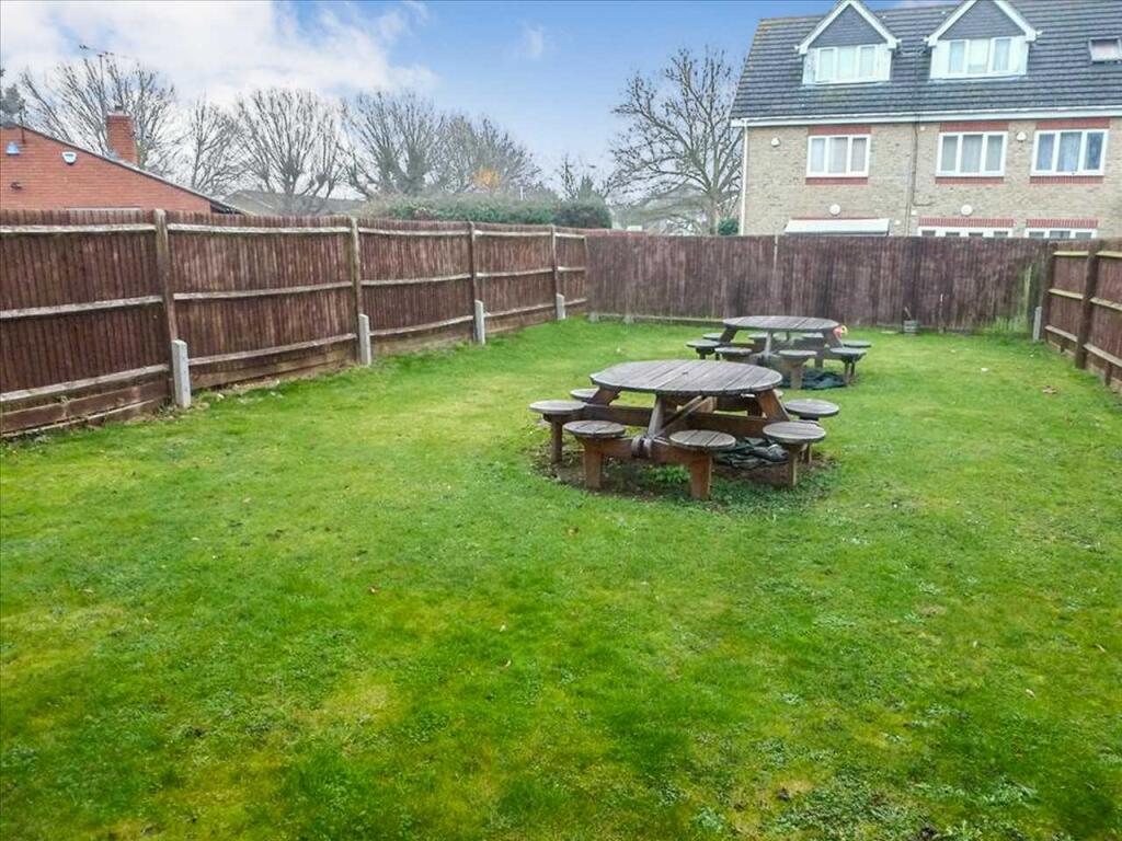 Apartment in Slough - More