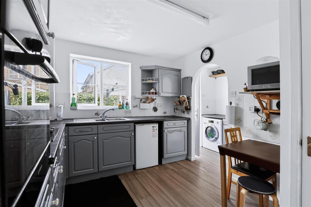 House in Cranfield, Central Bedfordshire - More