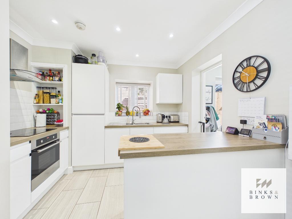 Rosevalley Crescent, Stanford Le Hope, Essex, SS17 8EH photo 3
