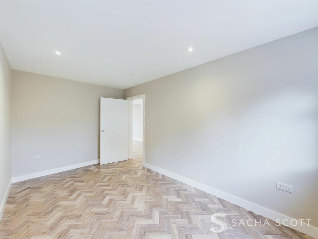 House in Reigate and Banstead, Banstead - More