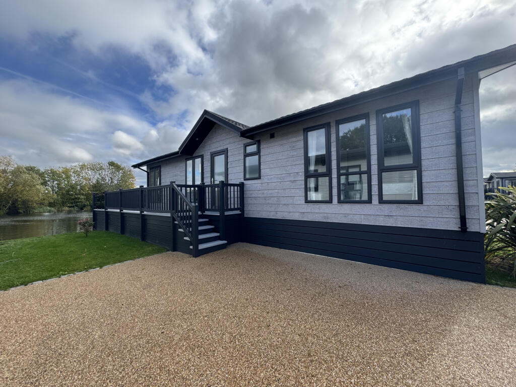 2-bed caravan on Staines-upon-Thames, Surrey, TW18, £485,000