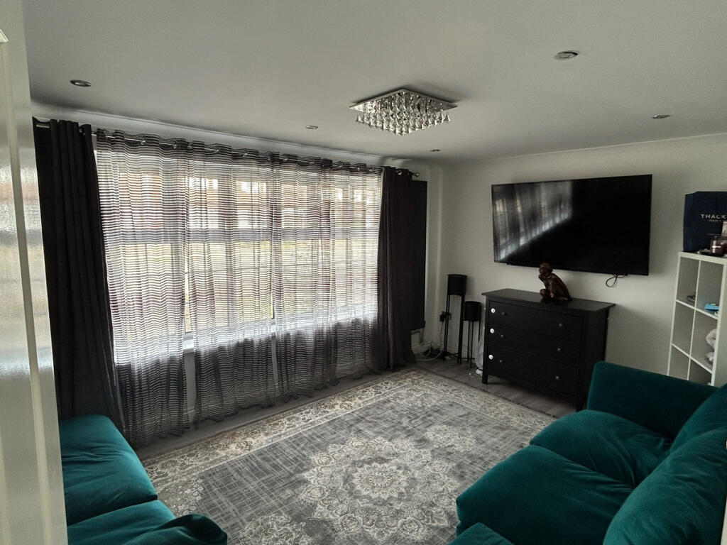 Vicarage Farm Road, Wellingborough, NN8 - View 2