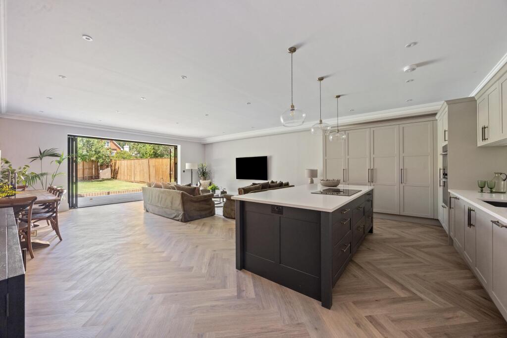 Apartment in Elmbridge, Oxshott - View 5