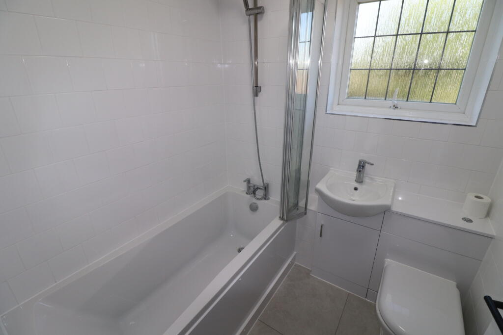 House in Basildon, Billericay - More