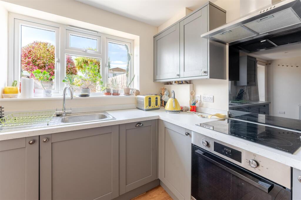 Well appointed home in a convenient Yatton setting photo 4