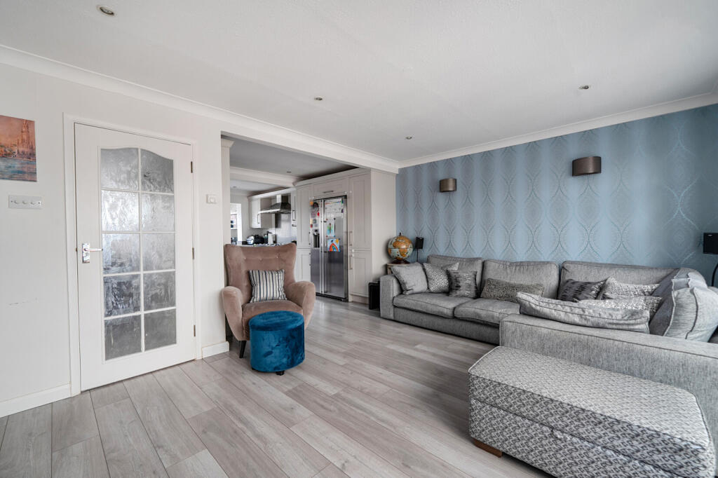 House in Maidenhead, Cox Green - More