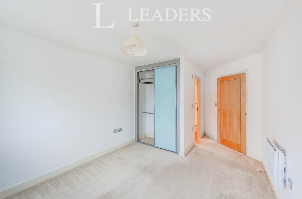 Apartment in Crawley, Worth - View 5