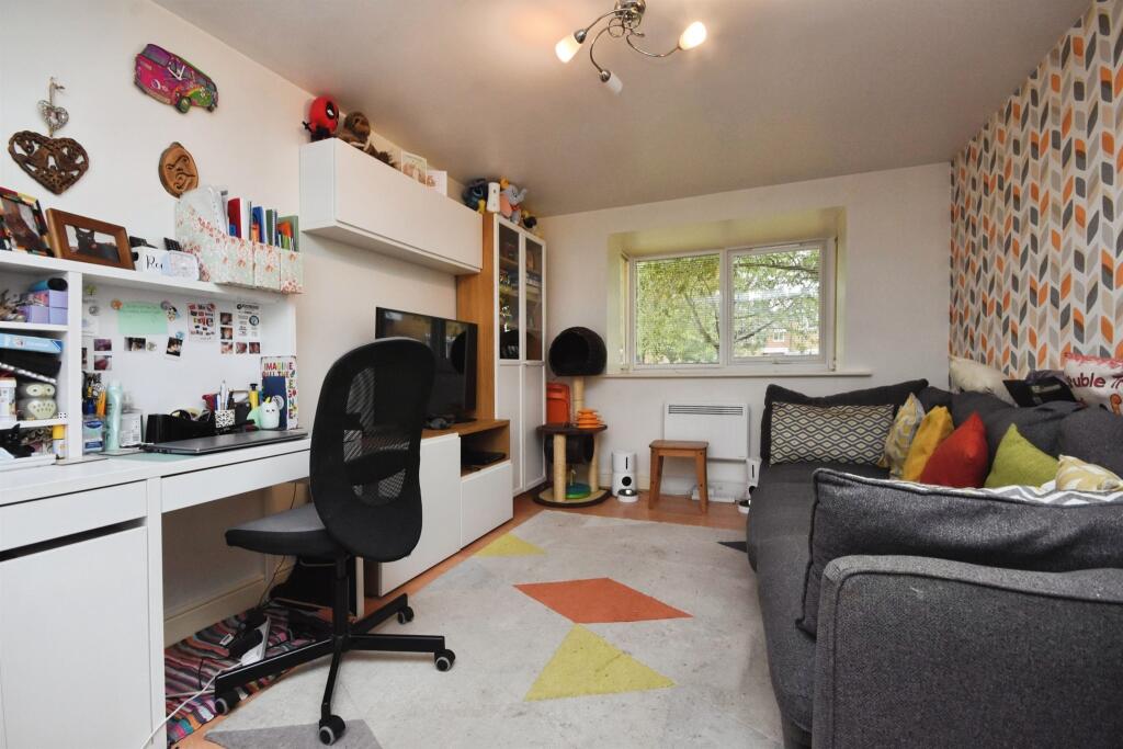Apartment in Romford - More
