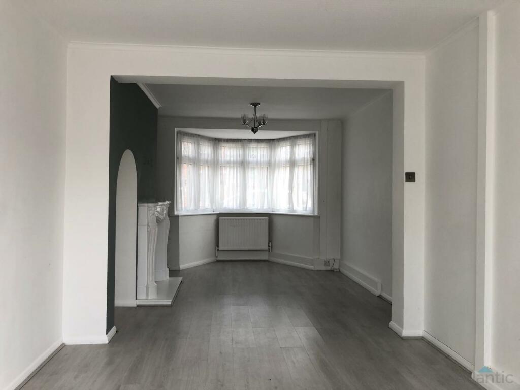 House in London, Collier Row - View 4
