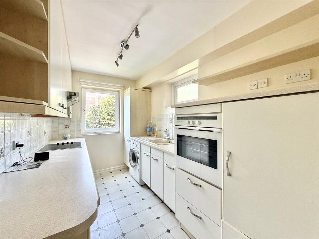 Apartment in Eastbourne, East Sussex - View 4