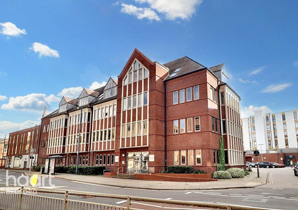 2-bed flat on Horne Lane, Bedford, £200,000