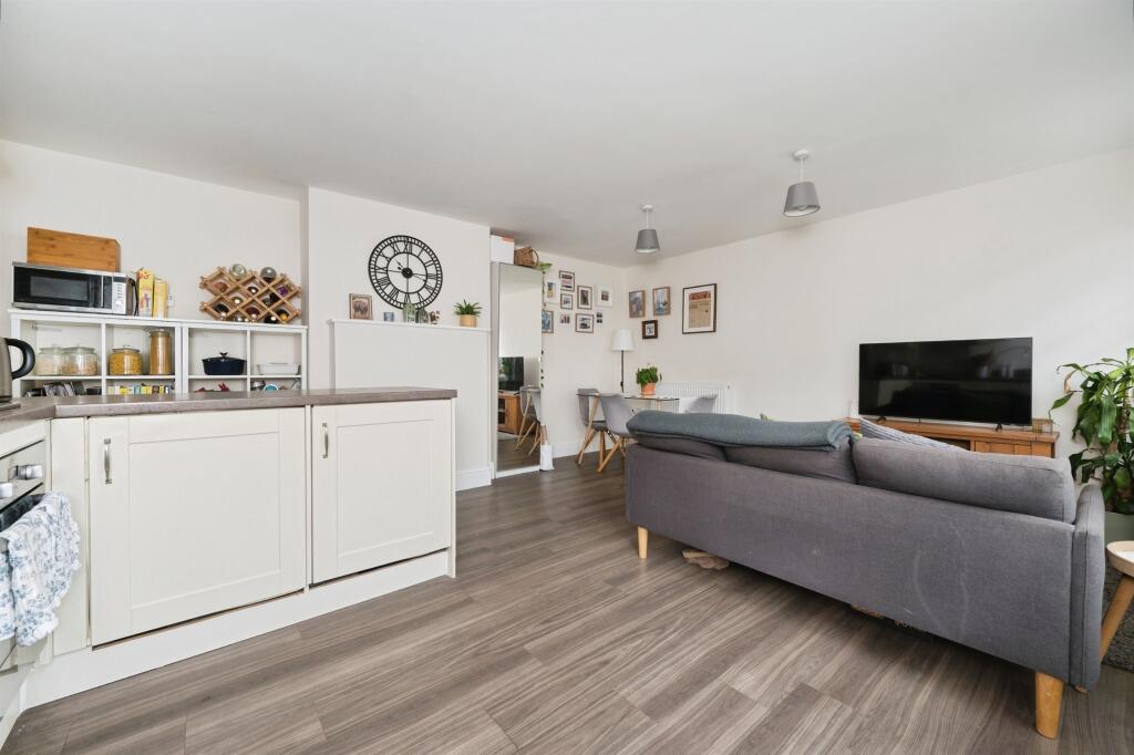 Apartment in Southampton - View 5