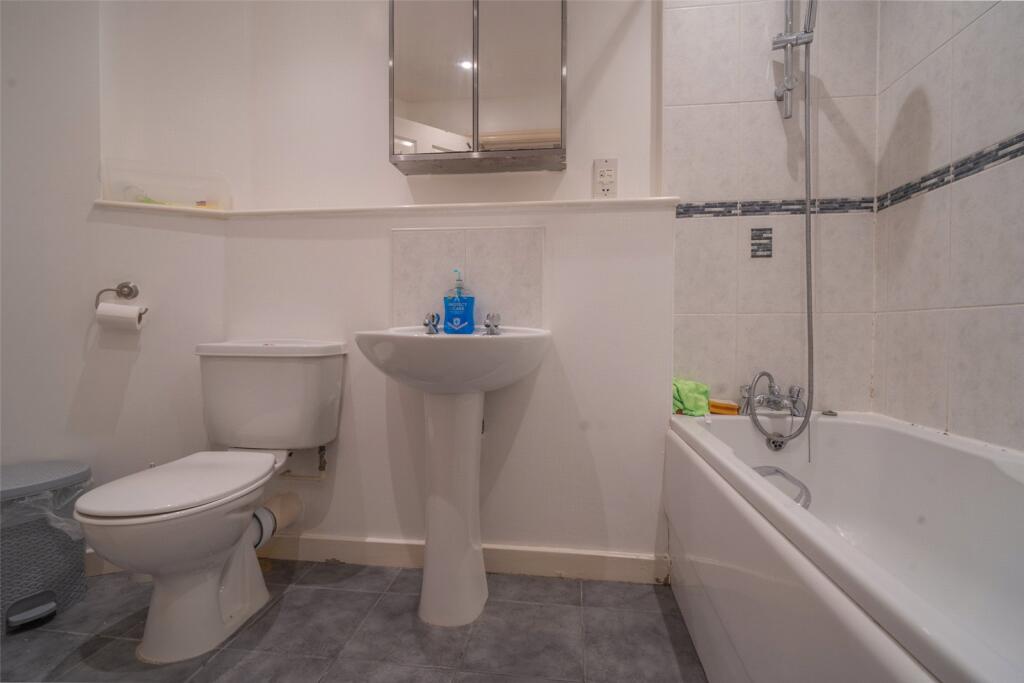 Apartment in Solihull, Dickens Heath - More
