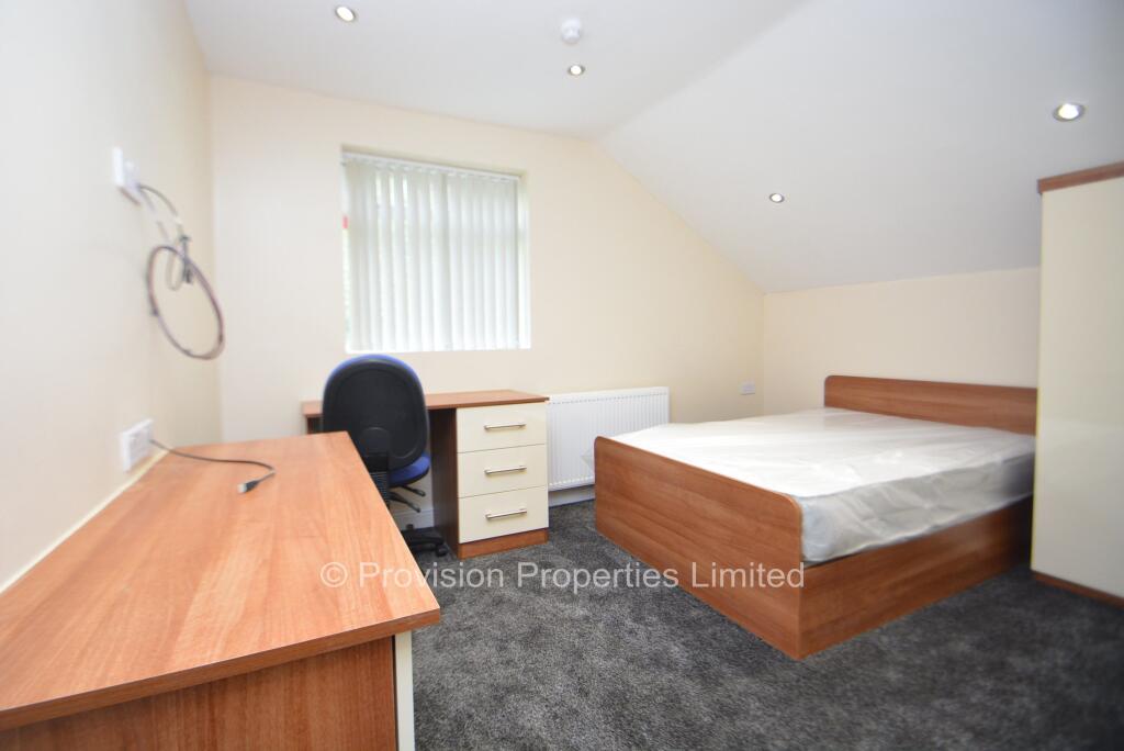 8 bedroom semi-detached house for rent