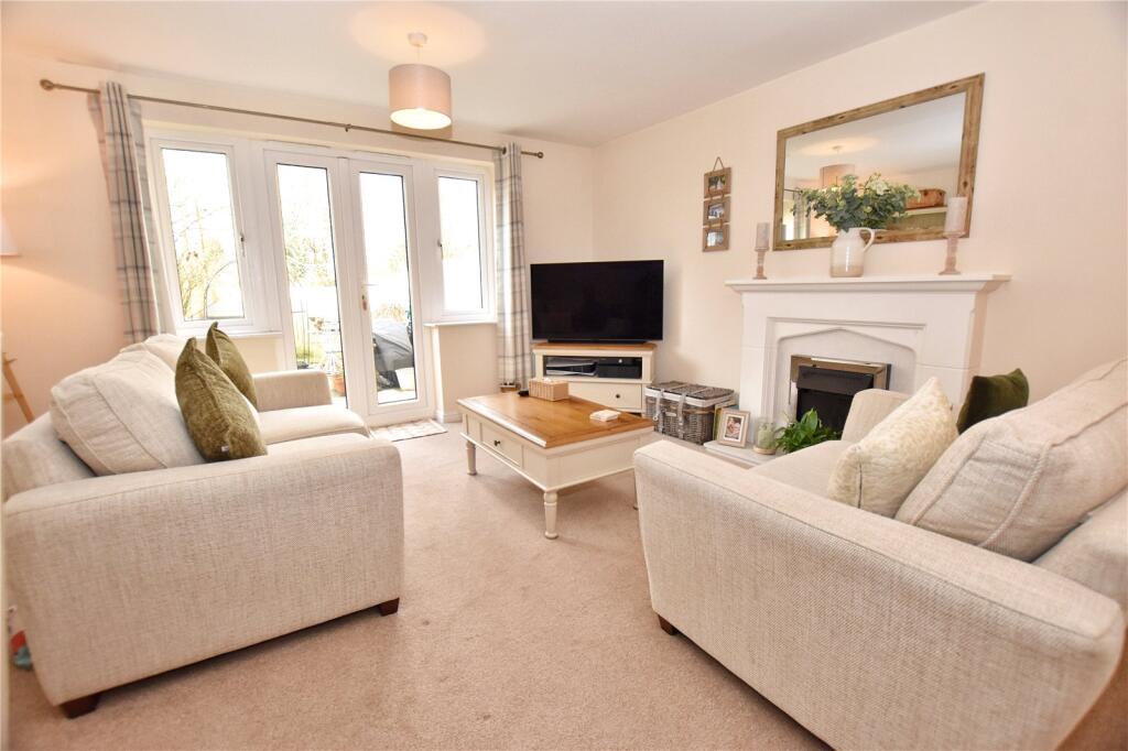 Hurst Close, Glossop, Derbyshire, SK13 photo 2