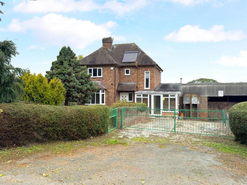 3-bed detached on Sarnau, Llanymynech., £175,000