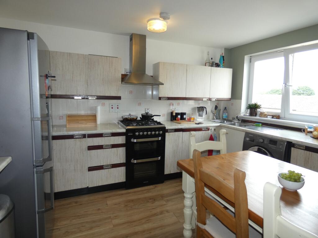 2-bed flat on Bonnyview Drive, Aberdeen, AB16, £60,000