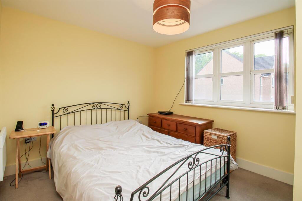 Apartment in Wakefield, Pinders Heath - View 5
