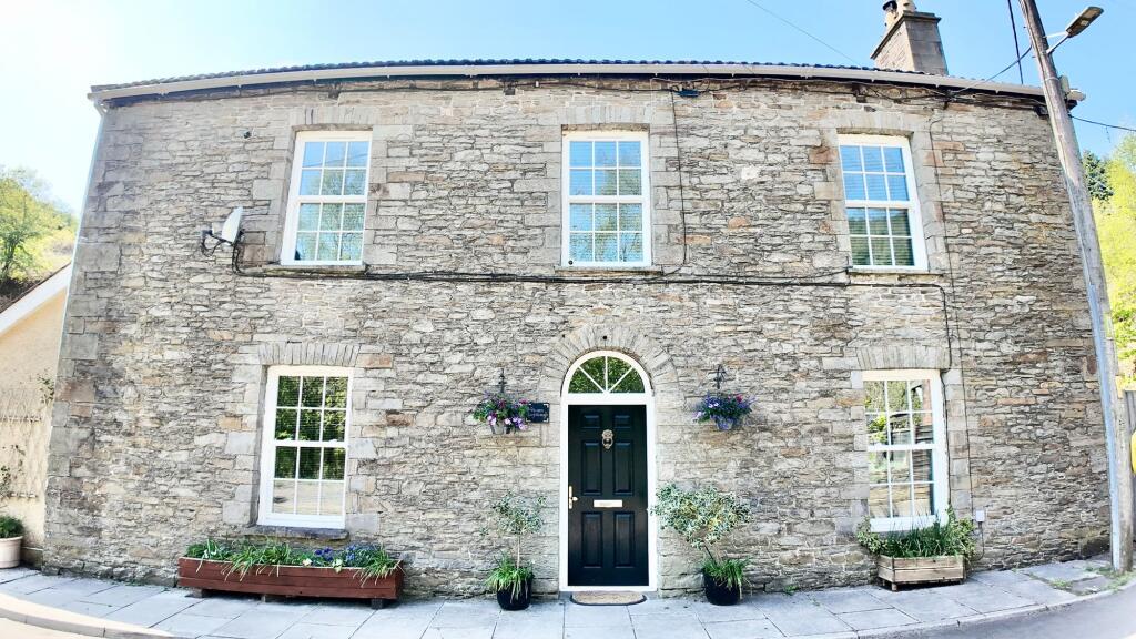 Railway Terrace, Hollybush, NP12 - View 2