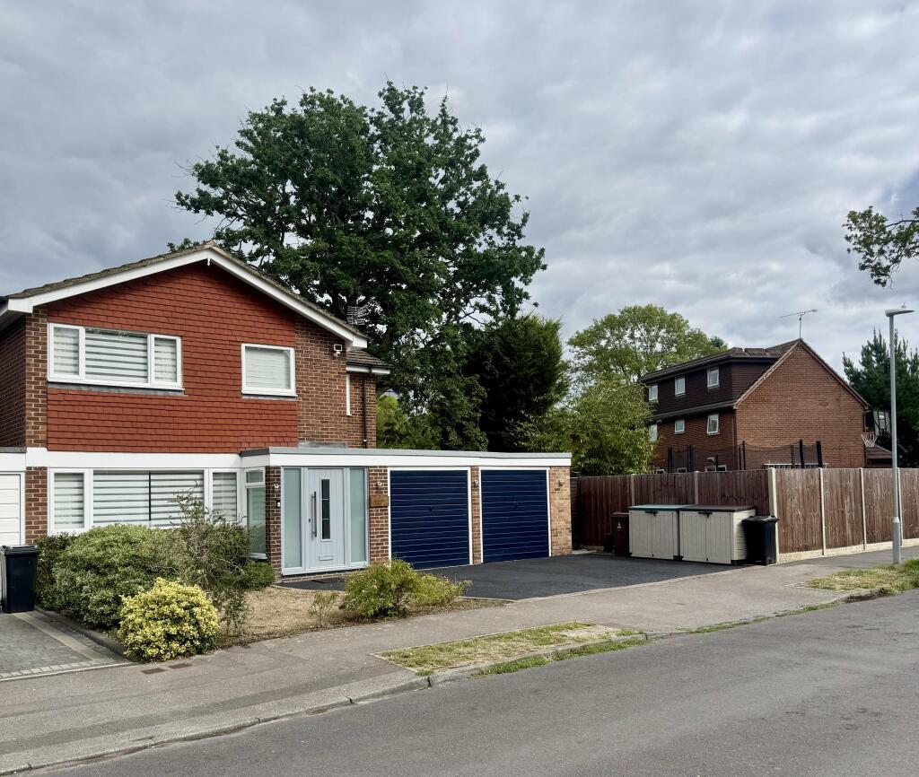 Hinton Drive, Crowthorne, Berkshire photo 4