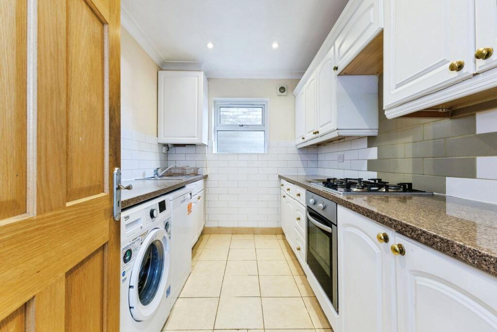 House in London, Royal Borough of Kingston upon Thames - View 5